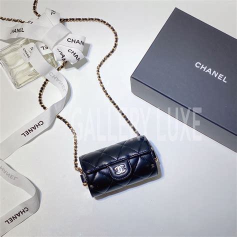 Shop CHANEL JEWEL CARD HOLDER WITH CHAIN .